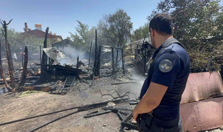 Elazığda ahır ve kümes yangını: 15 keçi, 29 tavuk telef oldu