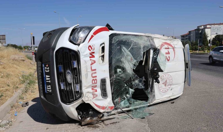 Elazığda ambulans takla attı: 5 yaralı