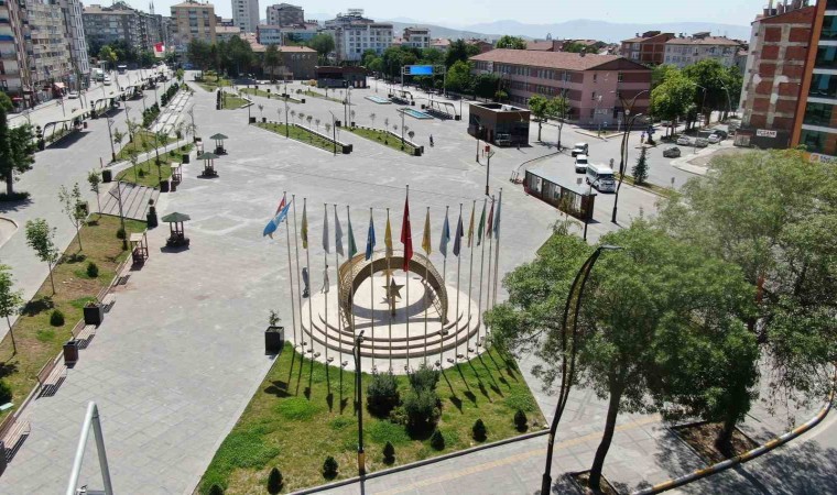 Elazığda bayram tatilinin ilk gününde yollar ve caddeler boş kaldı