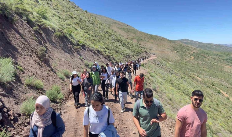 Elazığda Hazarbaba Dağına doğa yürüyüşü gerçekleştirildi