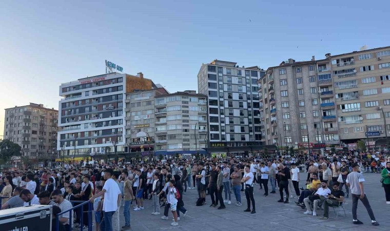 Elazığda Türkiye-Portekiz maçı için dev ekran kuruldu