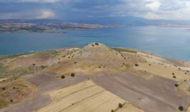 Elazığdaki höyük manzarası ile dikkat çekiyor