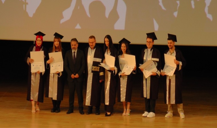 ERÜde İletişim Fakültesi mezunları diplomalarını aldı