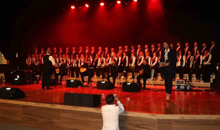 Erzincanda farklı meslek gruplarından insanların bir araya geldiği “Kardeşlik Korosu” ilk konserini verdi