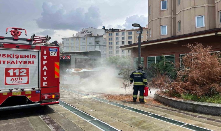 Eskişehirde sokak lambasından kaynaklı yangın paniğe neden oldu