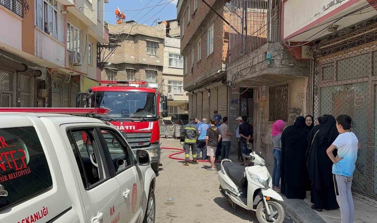 Evde çıkan yangında 2si bebek 4 kişi dumandan etkilendi