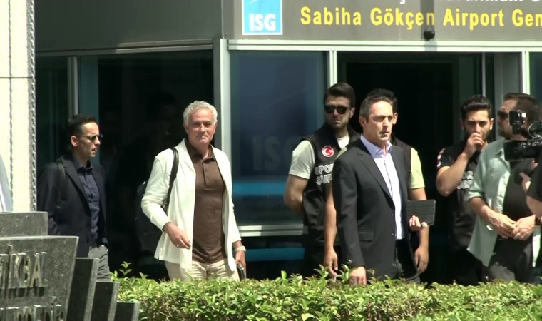 Fenerbahçenin anlaşmaya vardığı Teknik Direktör Jose Mourinhoyu taşıyan uçak İstanbula iniş yaptı.