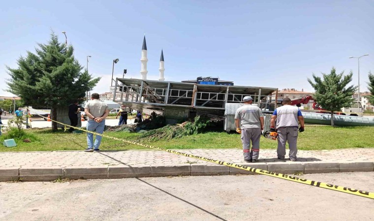 Fırtınanın devirdiği reklam panosunun altında kalan genç kız hayatını kaybetti