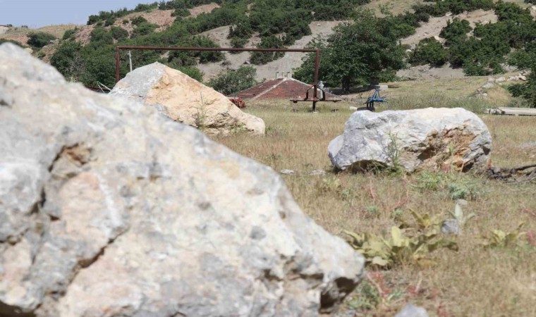 Futbol sahası taş sahası oldu