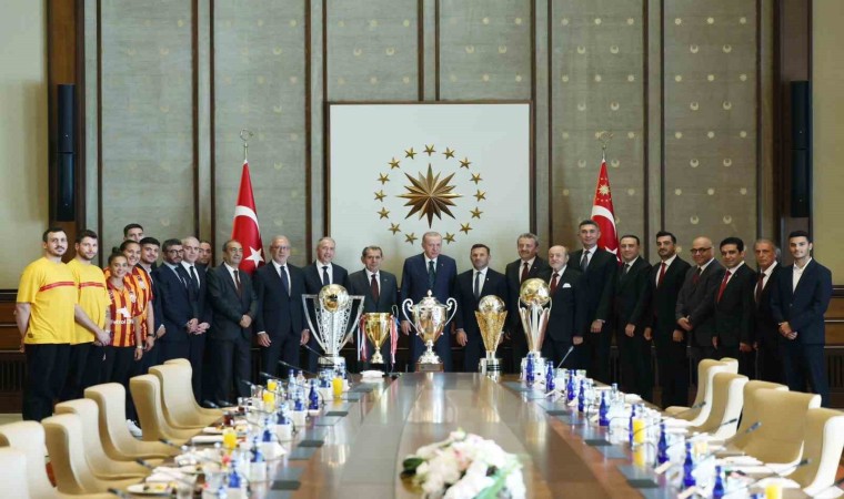 Galatasarayın şampiyon takımlarından Cumhurbaşkanı Erdoğana ziyaret