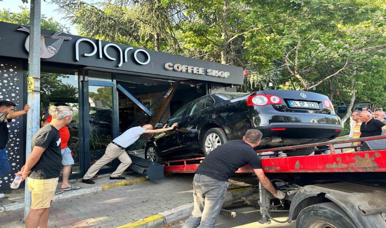 Gaz ile freni karıştırınca dükkana girdi