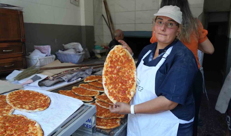 Gaziantepin kadın pide ustası erkeklere taş çıkartıyor