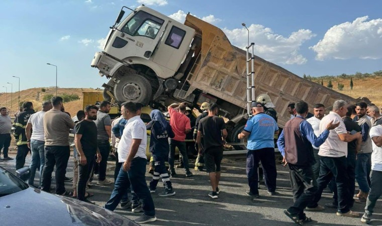 Gaziantepte tır ve kamyon çarpıştı: 1 ölü, 2 yaralı