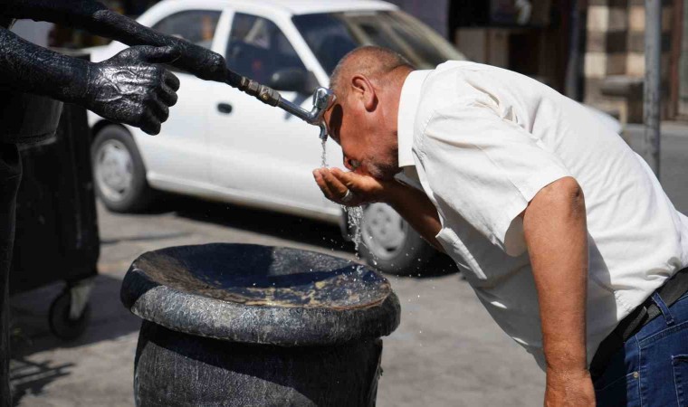 Gaziantepte vatandaşlar serinlemek için çeşme sırası bekledi