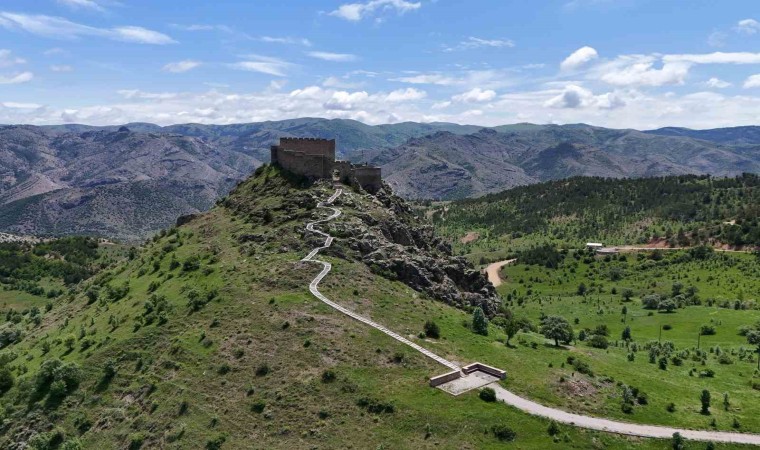 Gümüşhanedeki Kov Kalesi heybeti ile tarihe meydan okuyor