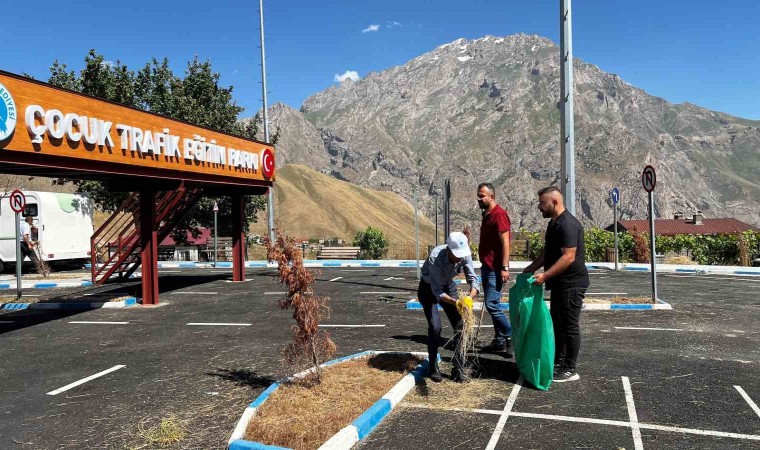 Hakkarideki parklarda temizlik çalışması sürüyor