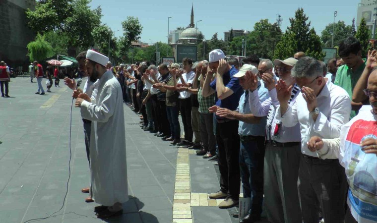 Hayatını kaybeden Filistinliler için ‘gıyabi cenaze namazı kılındı