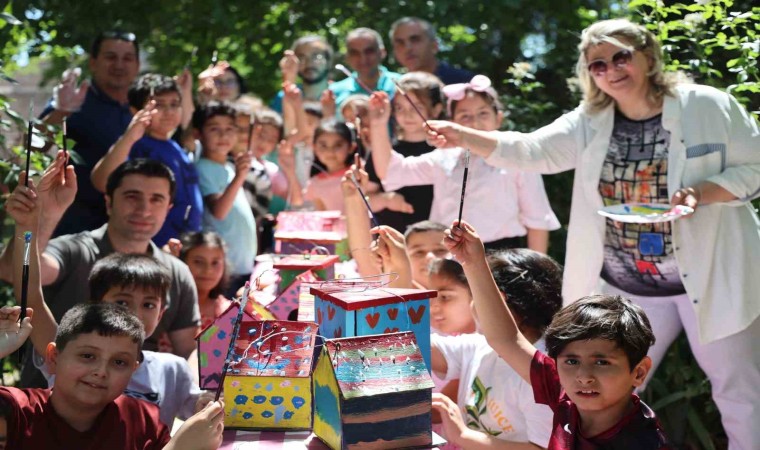 İlkokul öğrencileri sokak hayvanlarının yuvalarını onardı