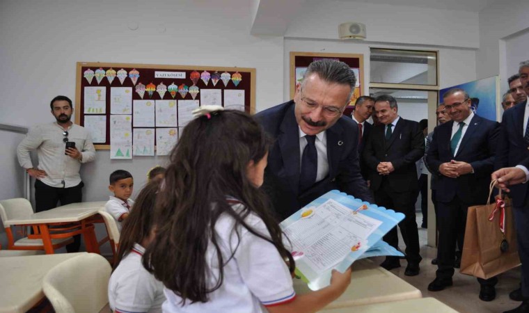 İlkokulu öğrencileri karnelerini Vali Aksoyun elinden aldı