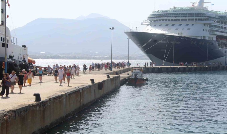 İngiliz turistleri taşıyan yolcu gemisi Alanyada demirledi