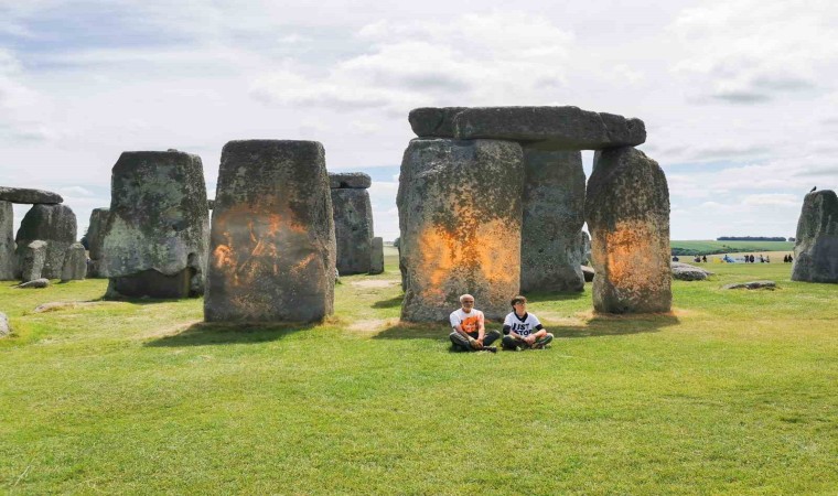 İngilterede çevreciler Stonehenge taşlarına turuncu toz boya püskürttü