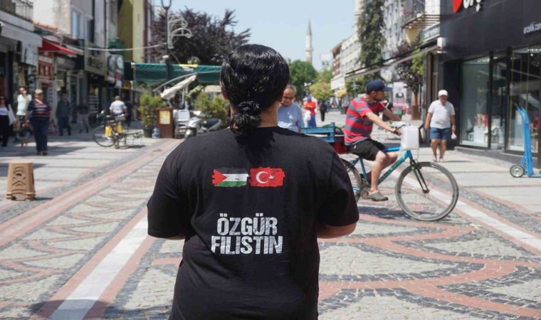 İsrailin Filistine yönelik saldırılarını giydiği tişört ile protesto etti