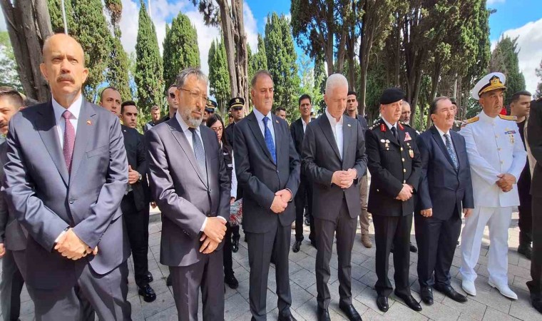 İstanbul Valisi Davut Gül, Edirnekapı Şehitliğini ziyareti