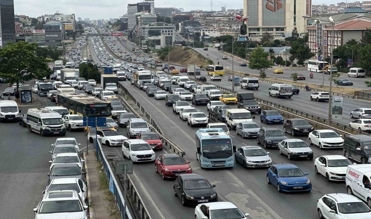 İstanbulda bayram tatili başlamasıyla trafikte yoğunluk yaşanıyor