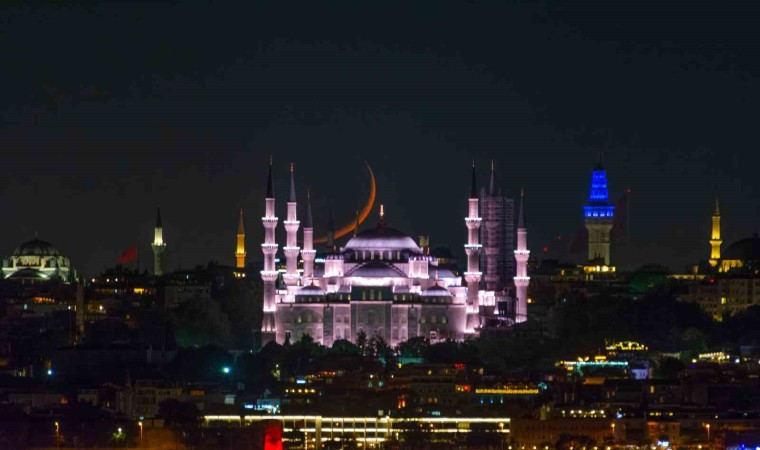 İstanbulda hilal, Sultanahmet Camii ile buluştu