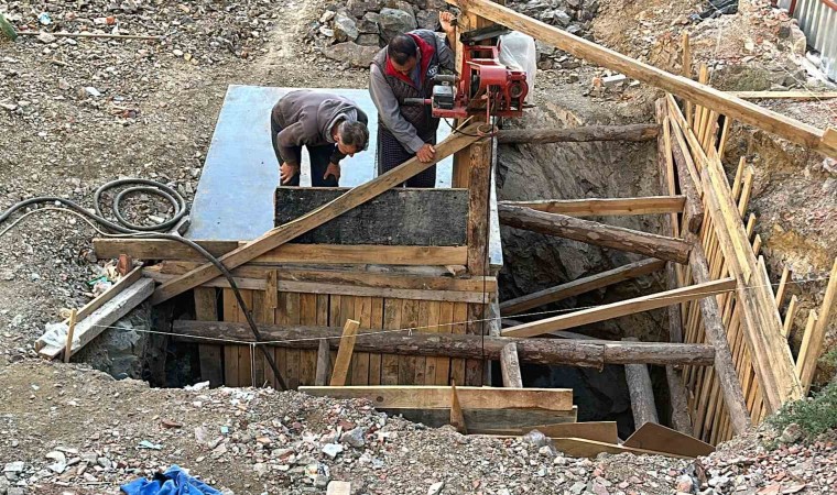 İstanbulda nefes kesen kurtarma operasyonu kamerada: Kazanla zemine çakılan işçiyi itfaiye kurtardı