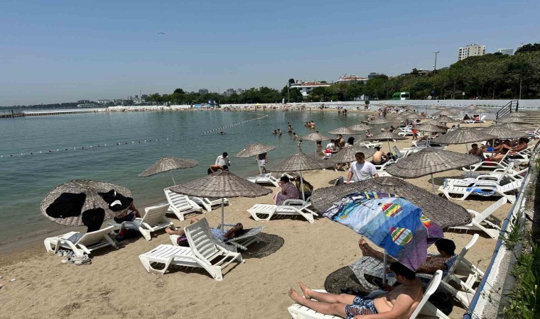 İstanbulda sıcaktan bunalan vatandaşlar soluğu denizde aldı