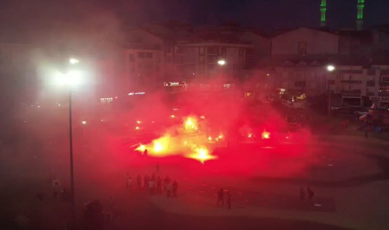 İstanbulda taraftar grubu havai fişekli kutlama yaptı, ev ve ormanda yangın çıktı