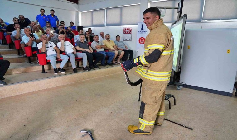 İzmir İtfaiyesi yılan yakalama eğitimi aldı