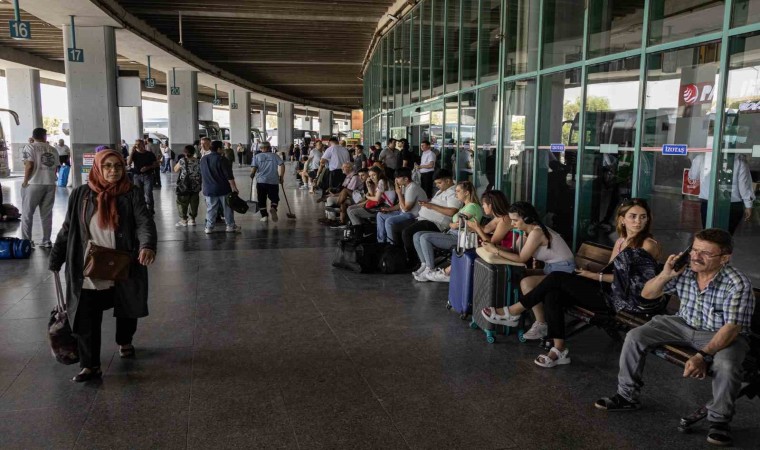 İzmir Otogarında biletler tükendi, günde bine yakın araç çıkış yapıyor