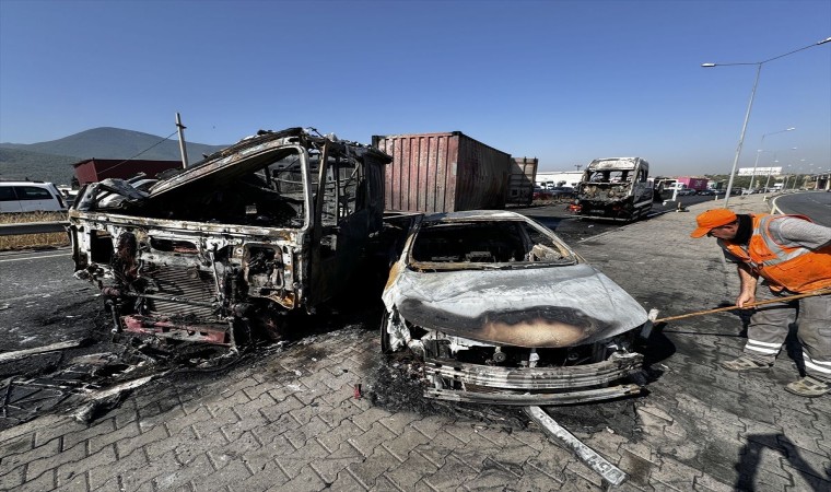 İzmirde kaza yapan 3 araç yanarak küle döndü: 6 yaralı