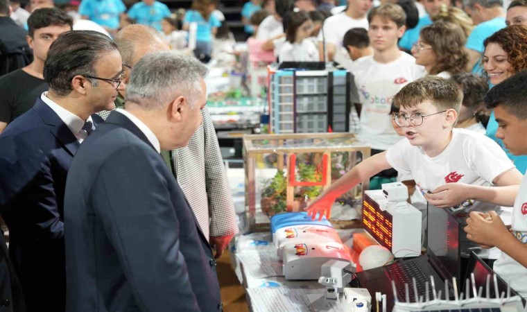 İzmirde öğrenciler ‘robotik kodlama projelerini sergiledi