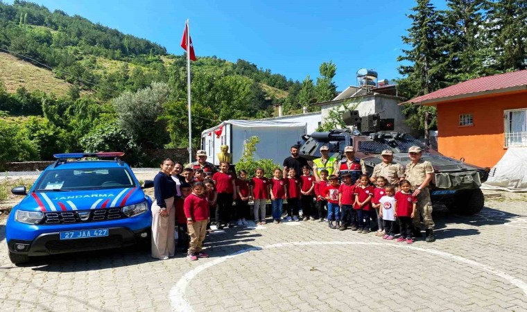 Jandarma depremzede öğrencileri okullarında ziyaret etti