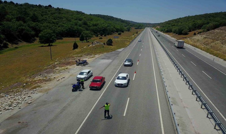 Jandarma ekipleri dönüş yolundaki sürücüleri bilgilendiriyor