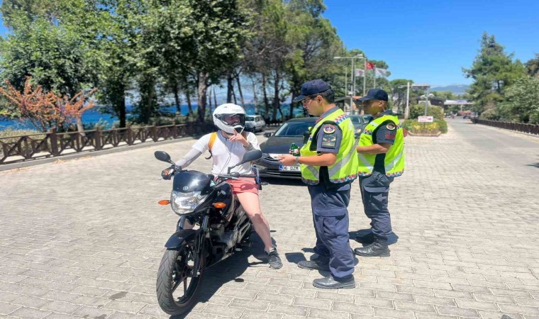 Jandarma sürücüleri hem denetledi hem bilgilendirdi