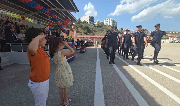 Jandarmanın 185. yılı etkinliklerinde Sandık ve Ritim isimli köpeklerin şovu nefes kesti