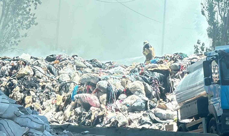 Kağıthanede atıl kumaş yığınları alev alev yandı: Siyah dumanlar gökyüzünü kapladı, panik yaşandı