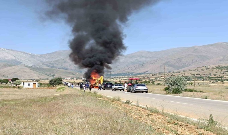 Kahramanmaraşın Afşin ilçesinde seyir halindeki kepçe yandı