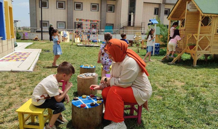 Kahramanmaraşta dönüştürülebilir malzemelerden açık hava sınıfı oluşturuldu