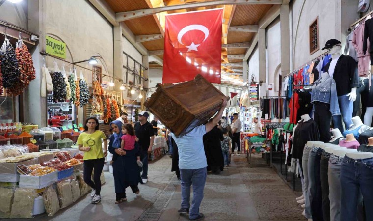 Kahramanmaraşta sıcak havada serin çarşıda alışveriş imkanı