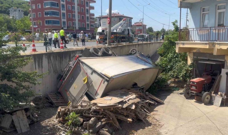 Kamyon, yolcu minibüsüne çarparak evin bahçesine uçtu: 1i ağır 11 yaralı