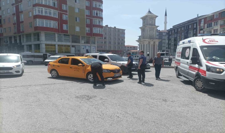 Kapaklıda ticari taksi motosikletle çarpıştı: 1 yaralı