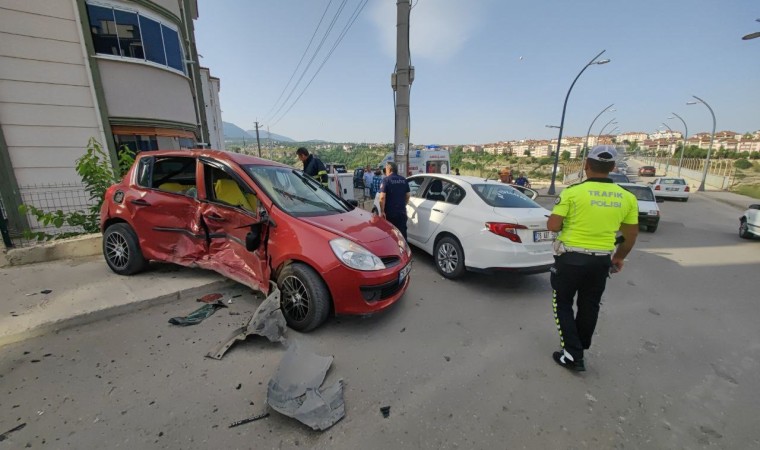 Karabükte iki otomobil çarpıştı: 5 yaralı