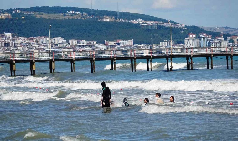 Karadenizde 4 kişi boğulma tehlikesi geçirdi