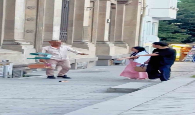 Karaköyde turistlere fırçalı tuzak kuran boyacı kamerada: Zabıta cezai işlem uyguladı