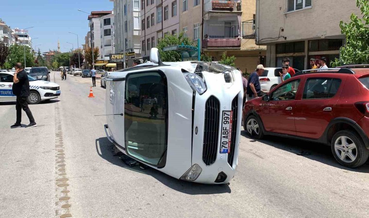 Karamanda otomobil ile çarpışan hafif ticari araç yan yattı